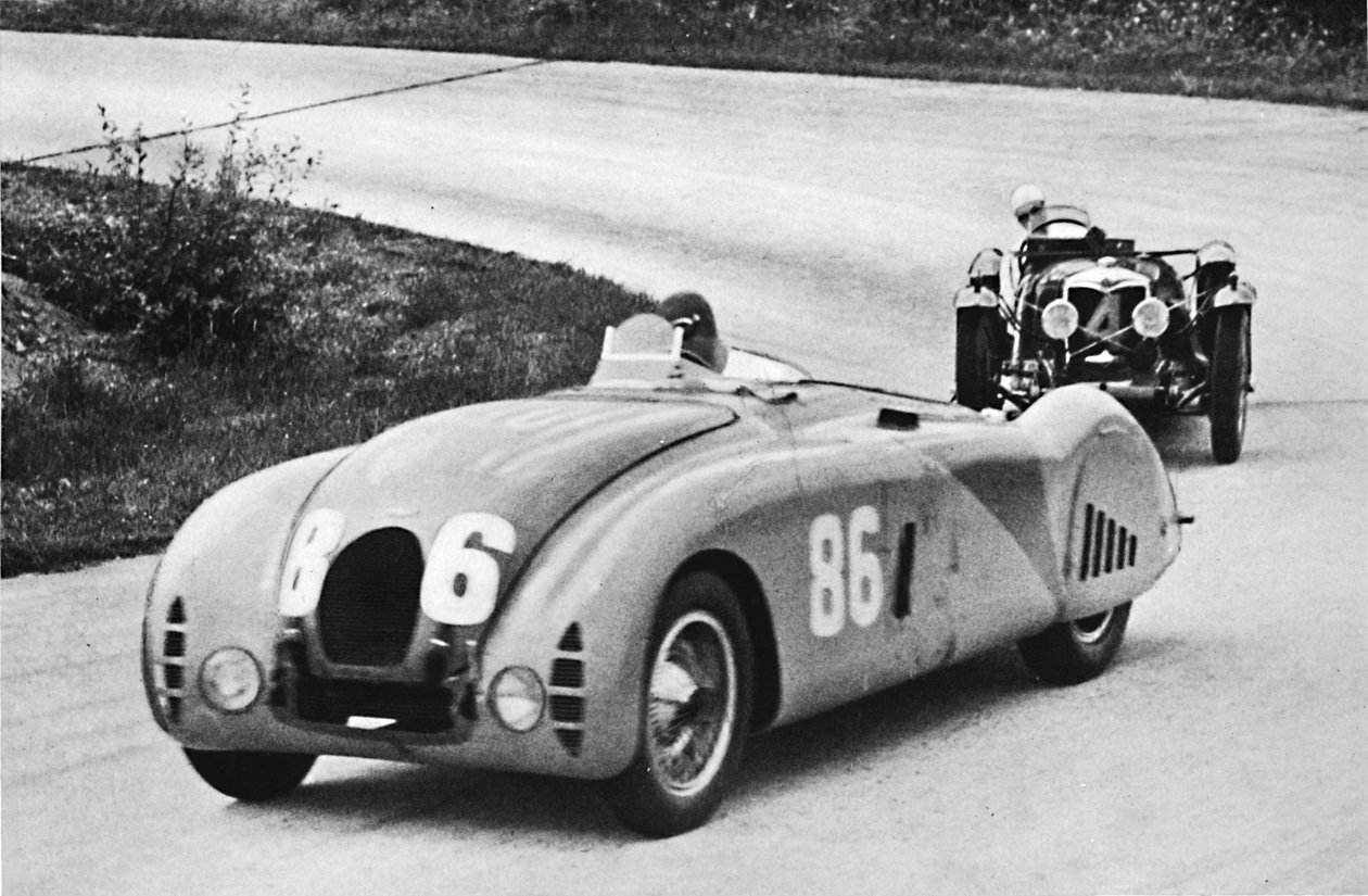 Fransk Grand Prix, 1936: En ny strømlinjeformet Bugatti, etterfulgt av en Riley, 1936, 1937 av Unbekannt
