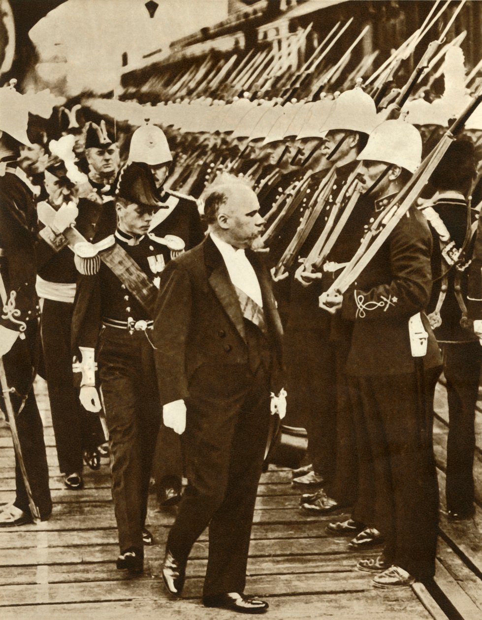 Den franske presidenten Raymond Poincaré med Edward, Prince of Wales, i Portsmouth, juni 1913, 1935. av Unbekannt