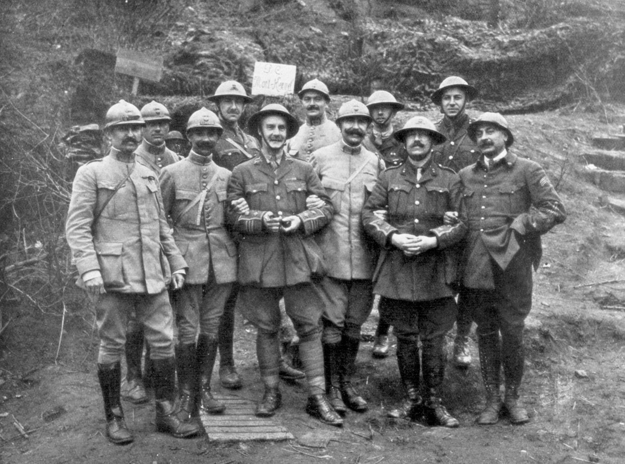 Franske og engelske offiserer ved Mount Kemmel nær Ypres, Belgia, april 1918 av Unbekannt