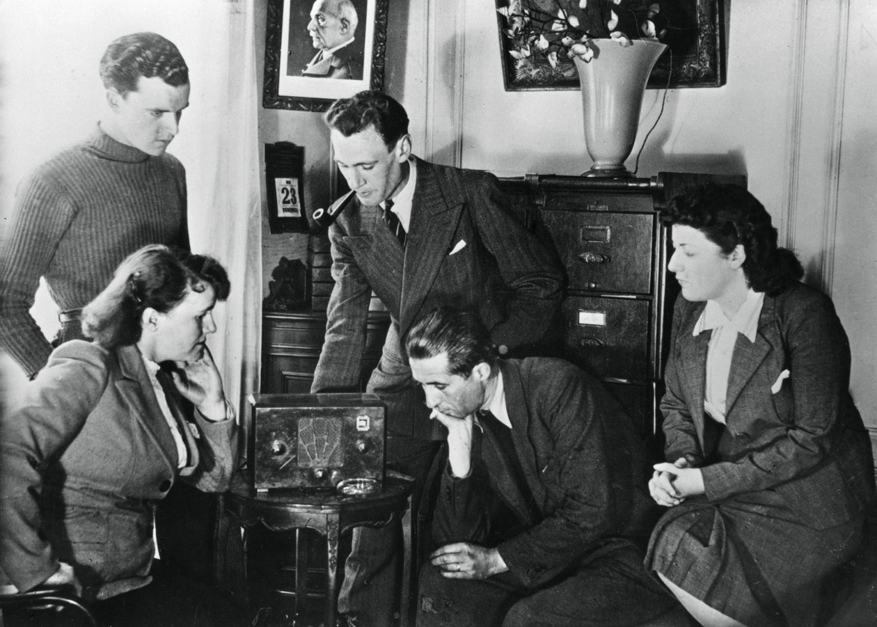 Franske borgere lytter til en sending av Vichy visepremier Admiral Darlan, 23. mai, 1941 av Unbekannt