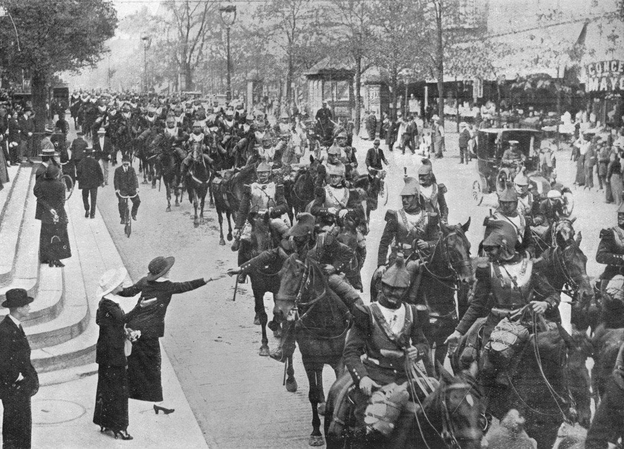 Franske kurassiere som rir gjennom gatene i Paris på vei mot fronten, 1914 av Unbekannt