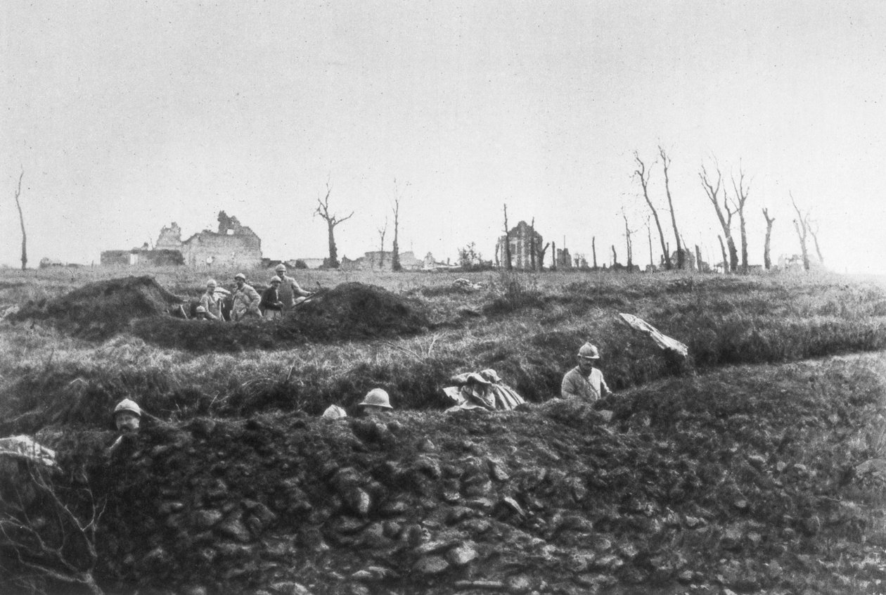 Fransk infanteri etablerer reserveposisjoner foran en ødelagt gård, Picardie, Frankrike, 1918 av Unbekannt