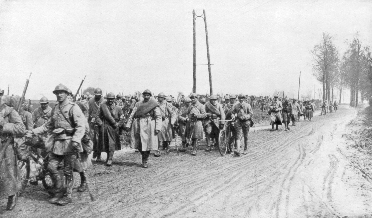 Fransk infanteriregiment vender tilbake fra fronten, 30. mars 1918 av Unbekannt