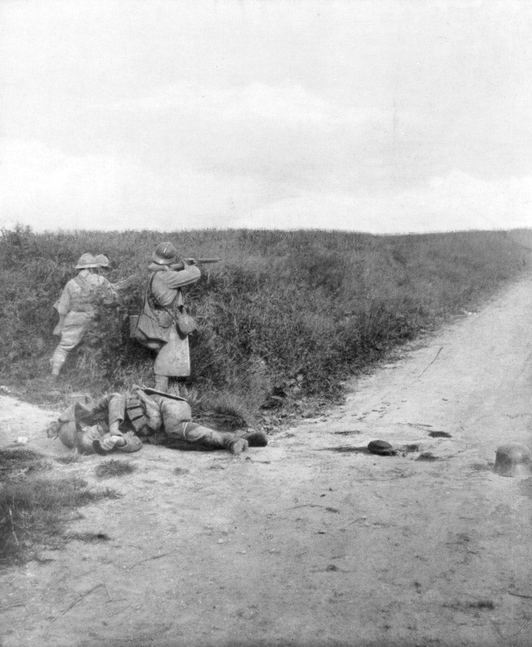 Franske maskingeværere som feier en vei, Courcelles, sørøst for Montdidier, Frankrike, 9. juni 1918 av Unbekannt