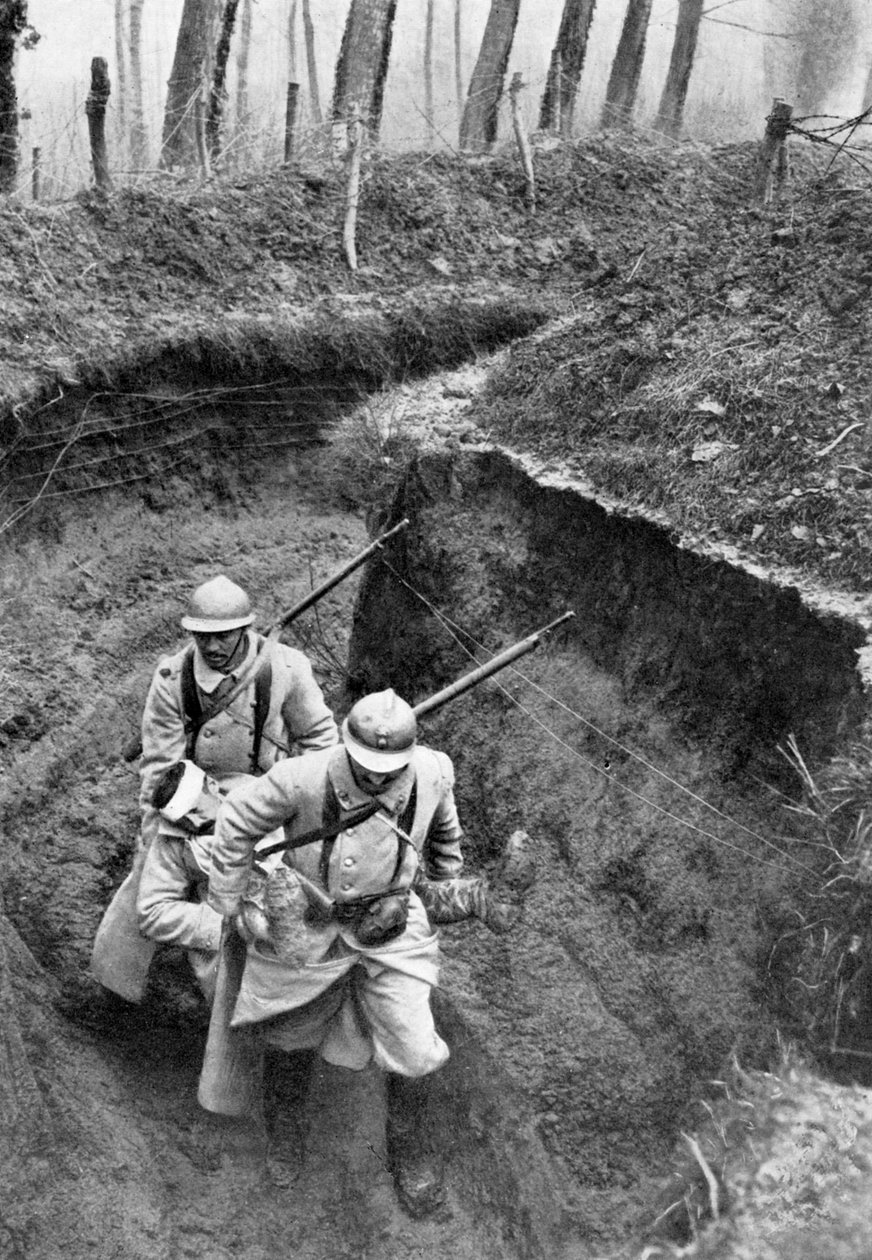 Franske soldater som bærer en såret følgesvenn fra fronten, første verdenskrig, 1917, c1920 av Unbekannt