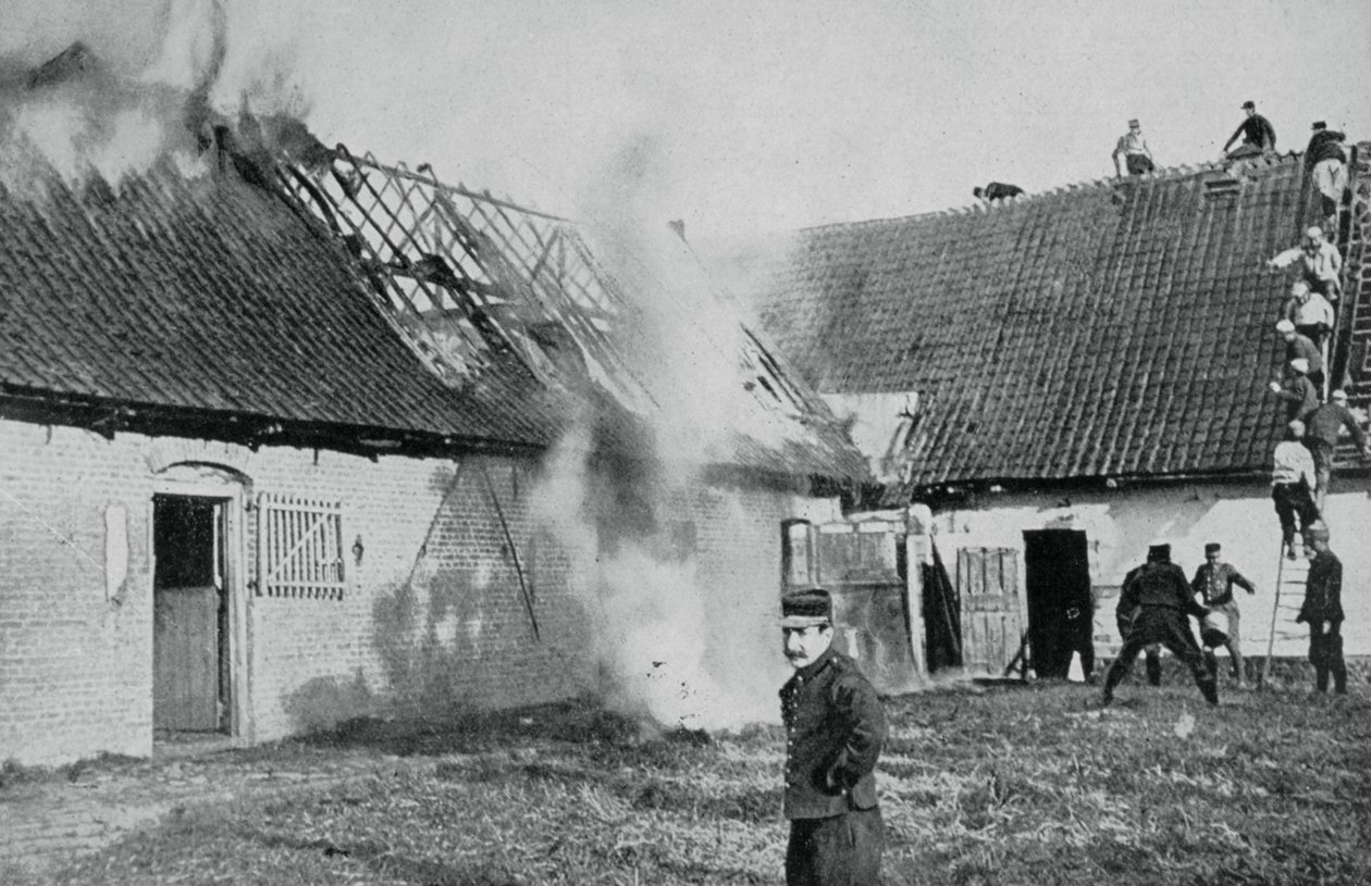 Franske soldater kjemper mot en brann startet av tyske brannbomber, Artois, første verdenskrig, 1915 av Unbekannt
