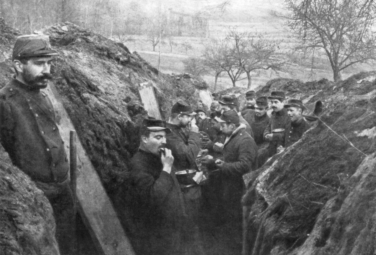 Franske soldater i skyttergravene spiser rasjonene sine, Frankrike, 1915 av Unbekannt