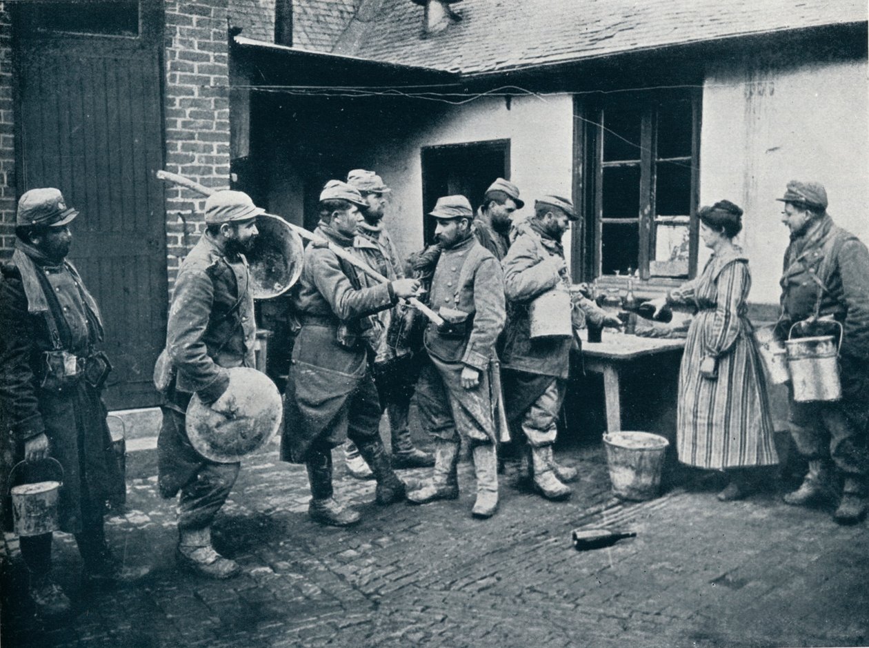Franske soldater som kommer tilbake fra skyttergravene, stopper for forfriskning, ca 1914 av Unbekannt