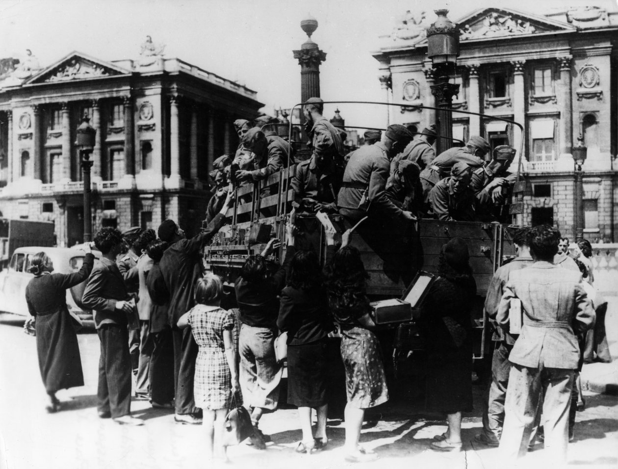 Franske gateselgere tilbyr suvenirer til en lastebil med tyske soldater, Paris, 27. juli 1940 av Unbekannt