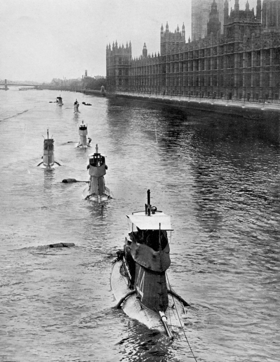 Den franske ubåten Saphir Q44 og fem andre flyttet fra Gravesend til London, juli 1909 av Unbekannt