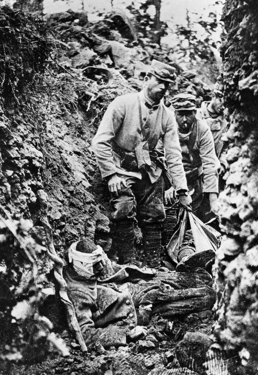 Franske tropper etter et tysk angrep og bombardement, første verdenskrig, 30. juni 1915 av Unbekannt