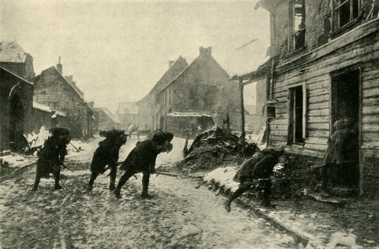 Franske tropper krysser en landsbygate under tysk ild, første verdenskrig, 1914-1915, c1920. av Unbekannt