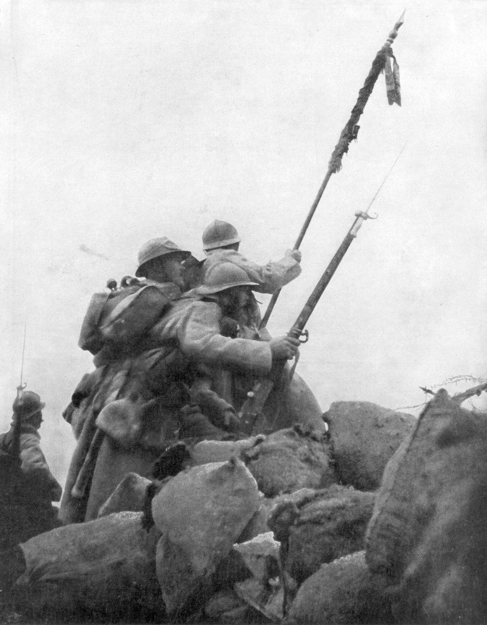 Franske tropper med sitt regimentsflagg, det andre slaget ved Champagne, Frankrike, 25. september 1915 av Unbekannt