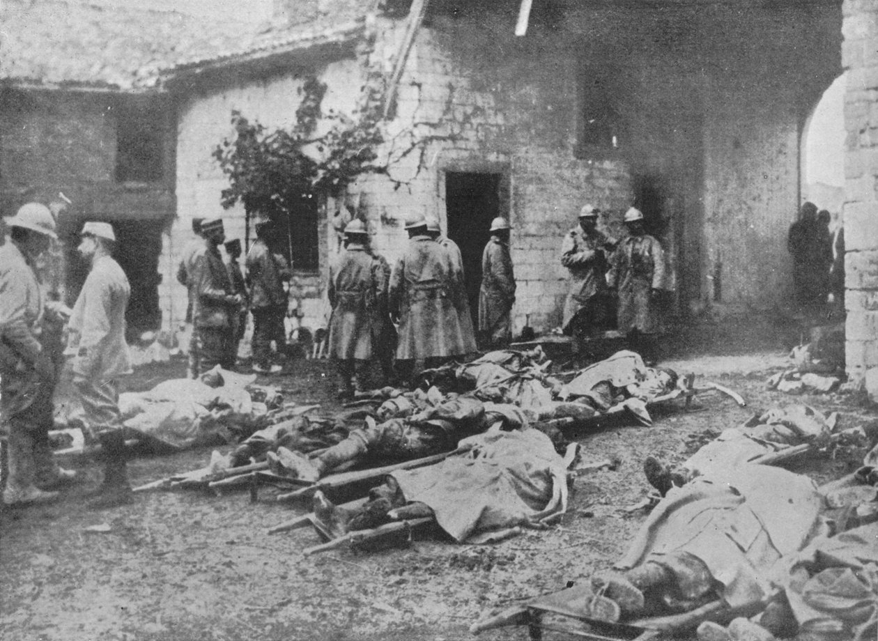 Franske sårede ble fjernet under et angrep på en gård bak i linjene, 1915 av Unbekannt