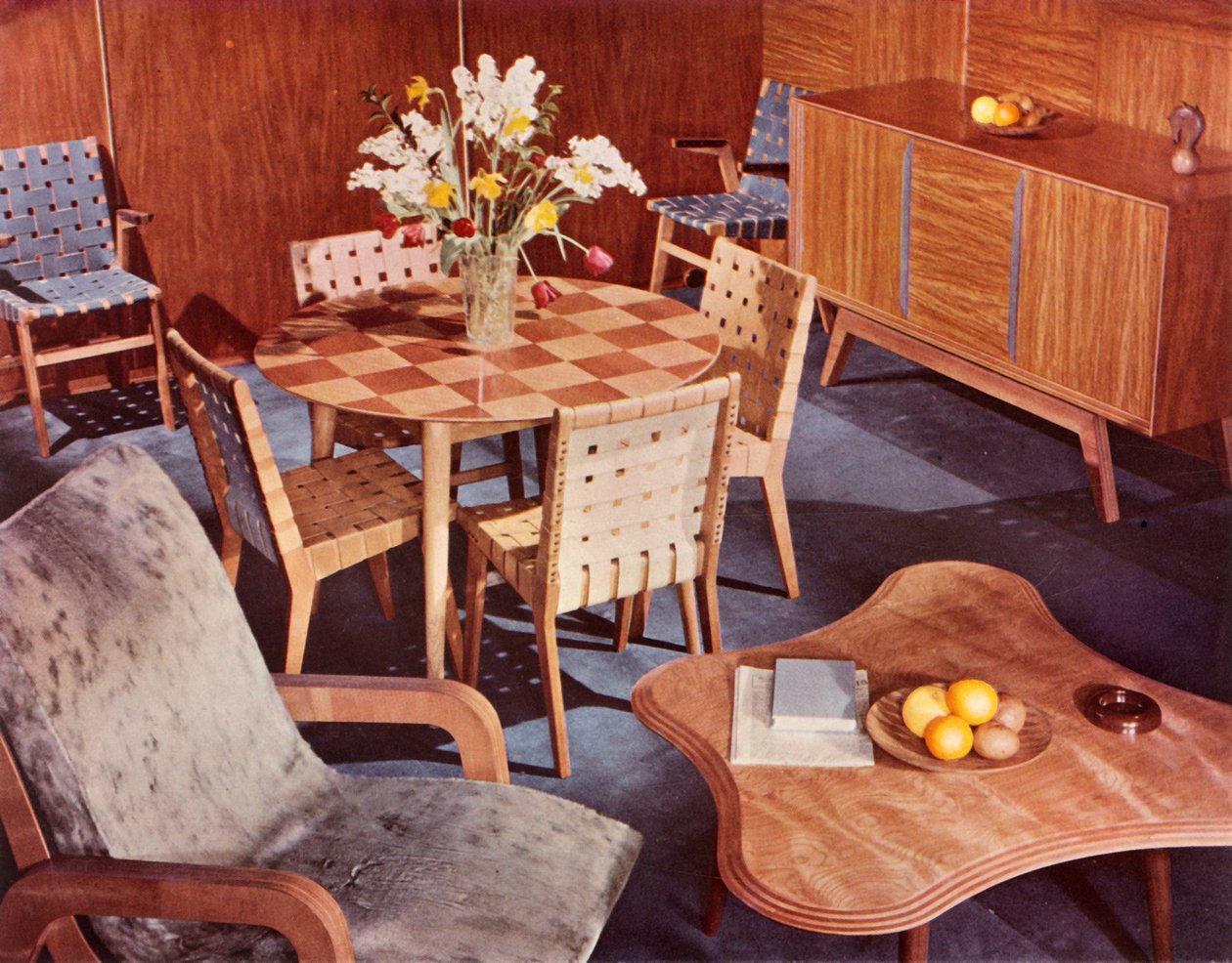 Møbler designet av Neil Morris og laget av H. Morris & Co. Ltd., 1949. av Unbekannt