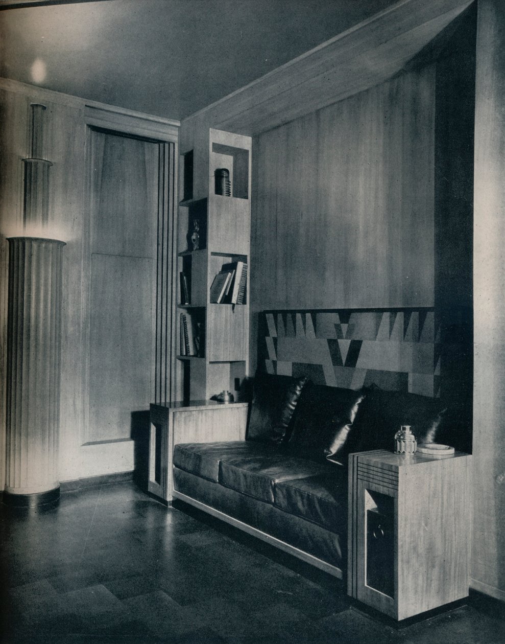 Møbler og interiør i et privat kontor. Designet av Joseph Sinel, 1930 av Unbekannt