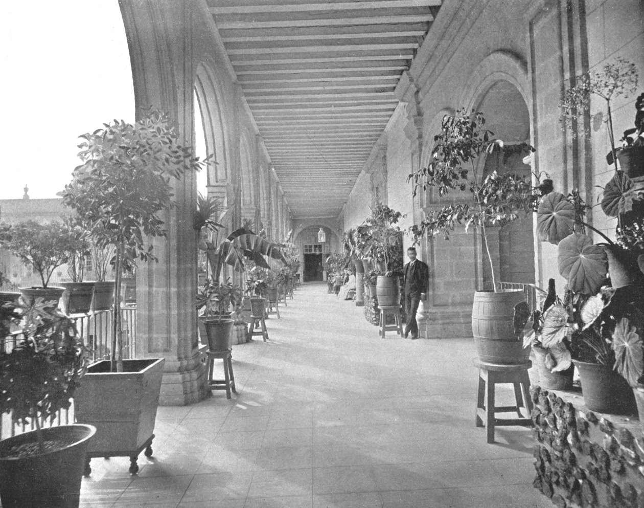 Gallery of the School of La Paz Vizcainas, Mexico City, Mexico, c1900. av Unbekannt