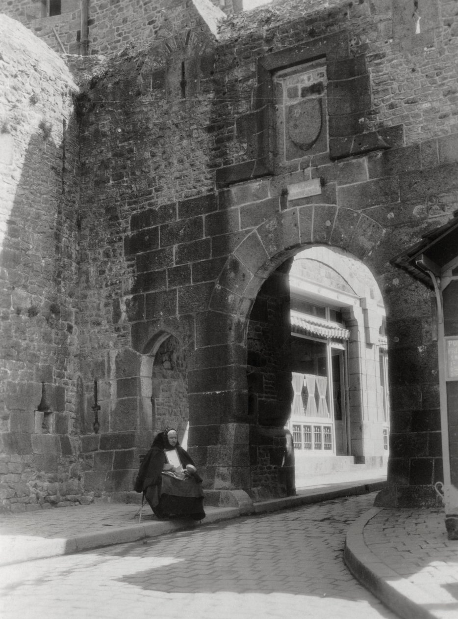 Port og inngang til den eneste gaten Mont St Michel, Normandie, Frankrike, 1900-tallet av Unbekannt