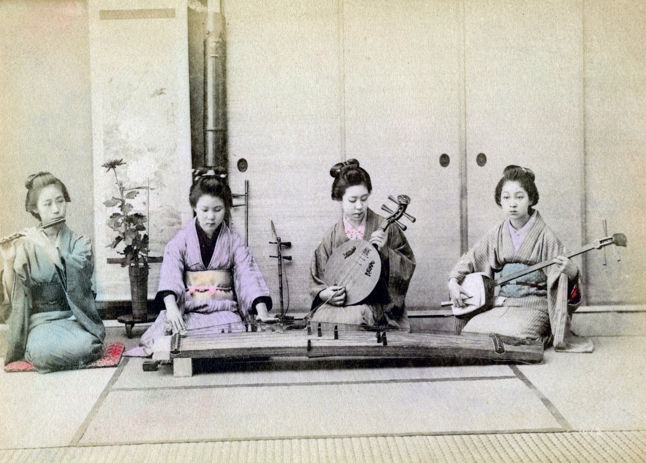 Geisha som spiller tradisjonelle musikkinstrumenter, Japan, 1880 av Unbekannt