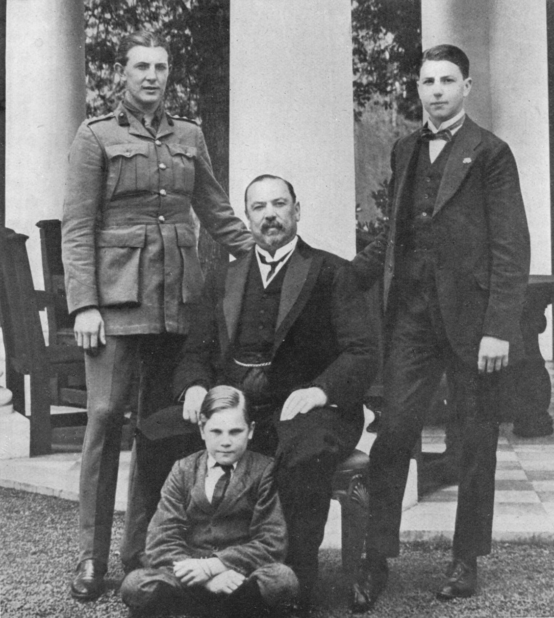 General Botha og hans tre sønner, 1914 av Unbekannt