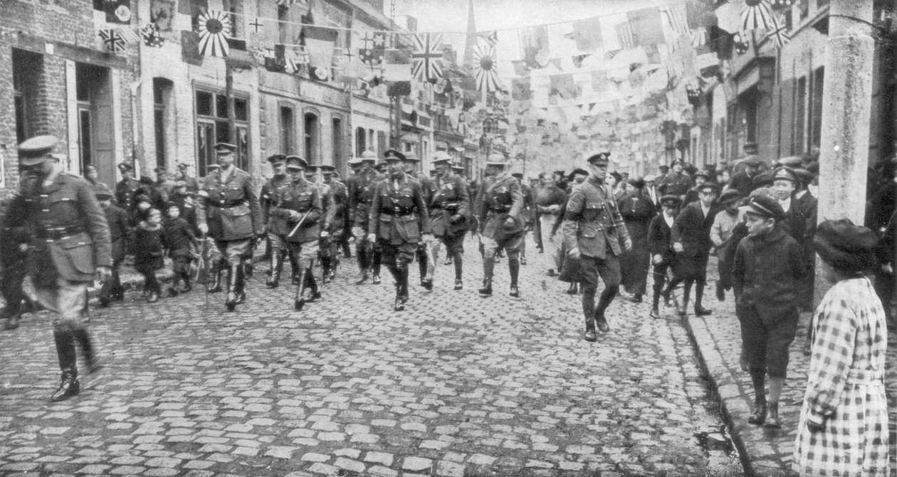 General Currie og kanadiske tropper går gjennom en frigjort by, 27. oktober 1918 av Unbekannt