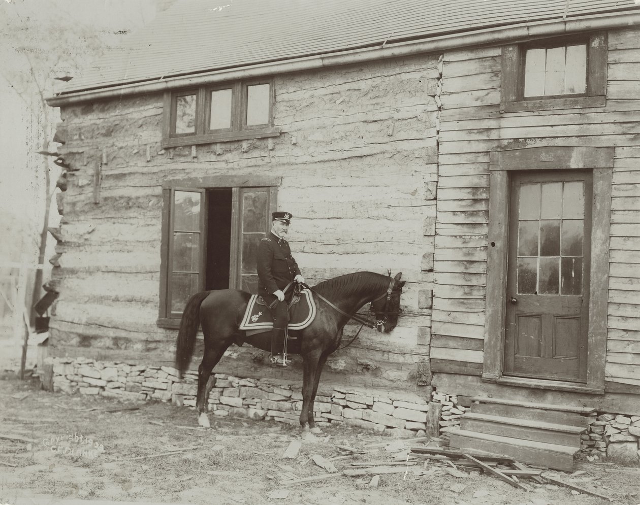 General Frederick Dent Grant på hesteryggen foran hytta (Hardscrabble) bygget av faren, Ulysses S. Grant av Unbekannt