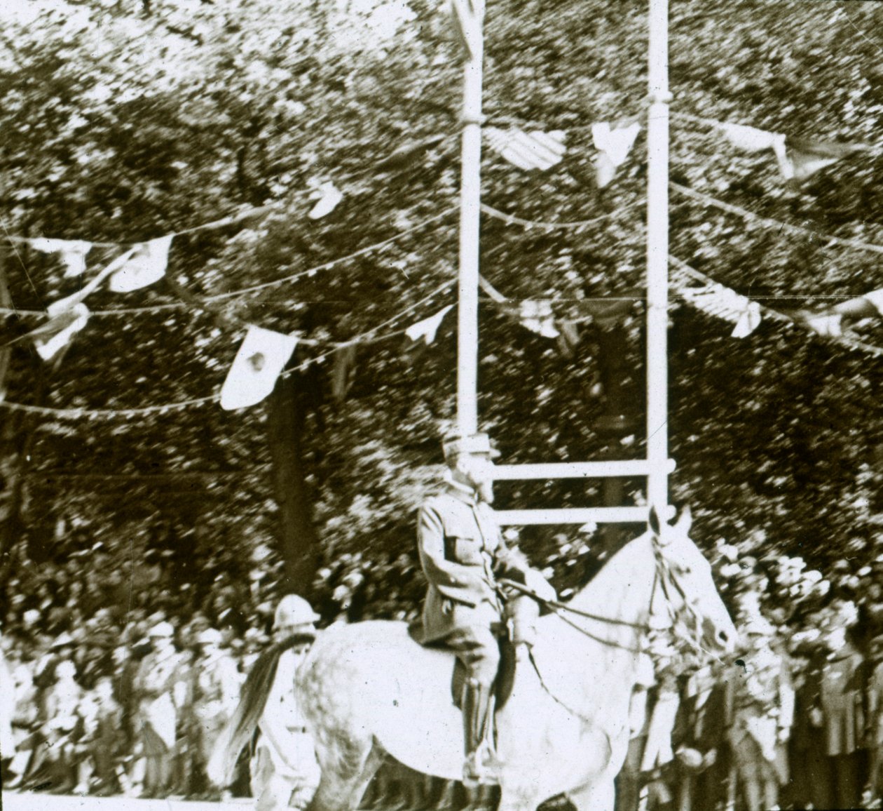 General Henri Gouraud ved en seiersparade, c1918. av Unbekannt