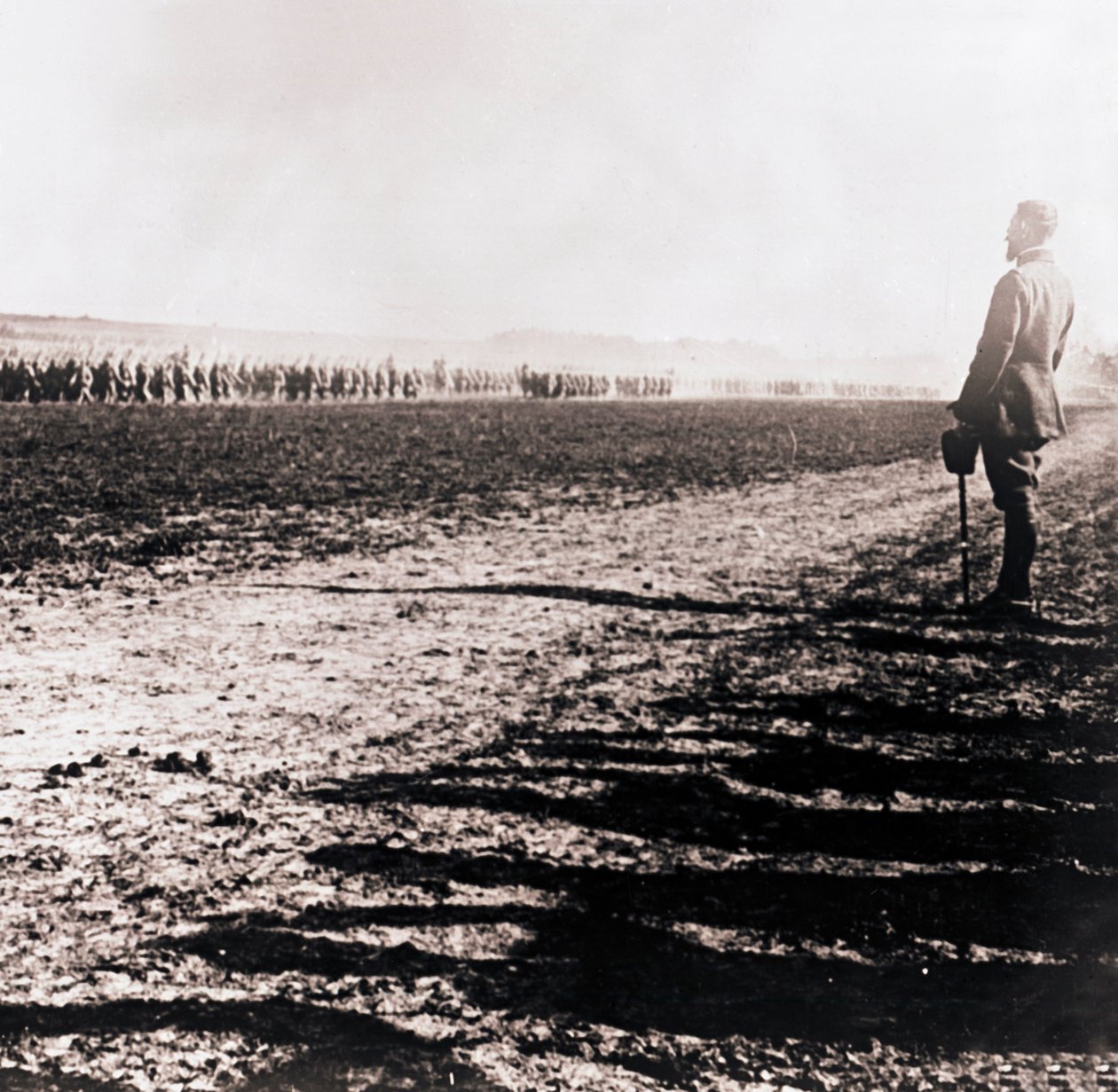 General Henri Gouraud oppmålingsfelt av tropper, c1914-c1918. av Unbekannt