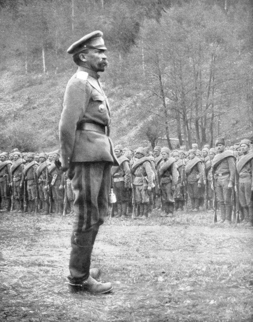 General Kornilov inspiserer russiske tropper, 1. juli 1917 av Unbekannt