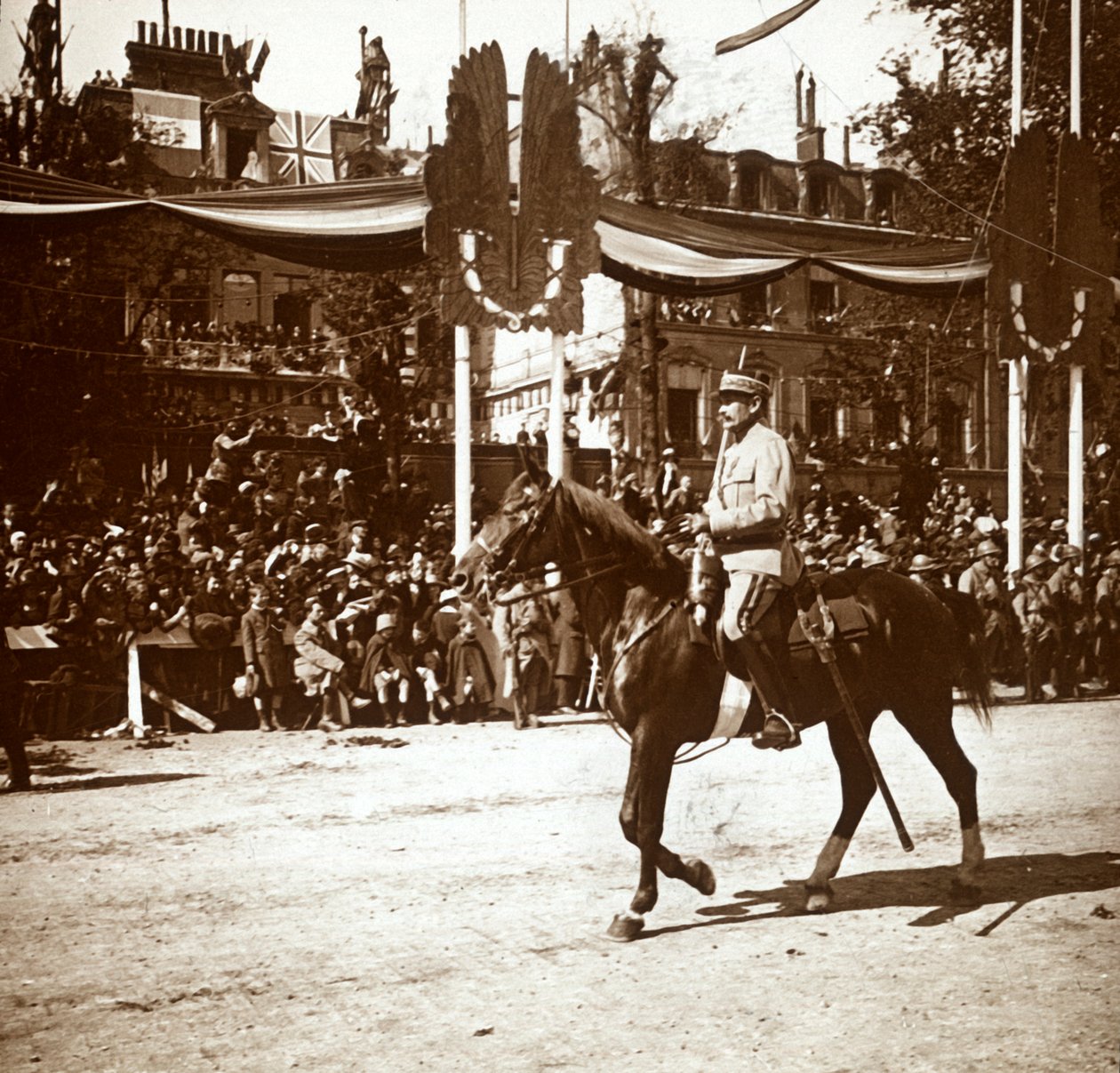 General Toulorge ved seiersparaden, Paris, Frankrike, c1918-c1919 av Unbekannt