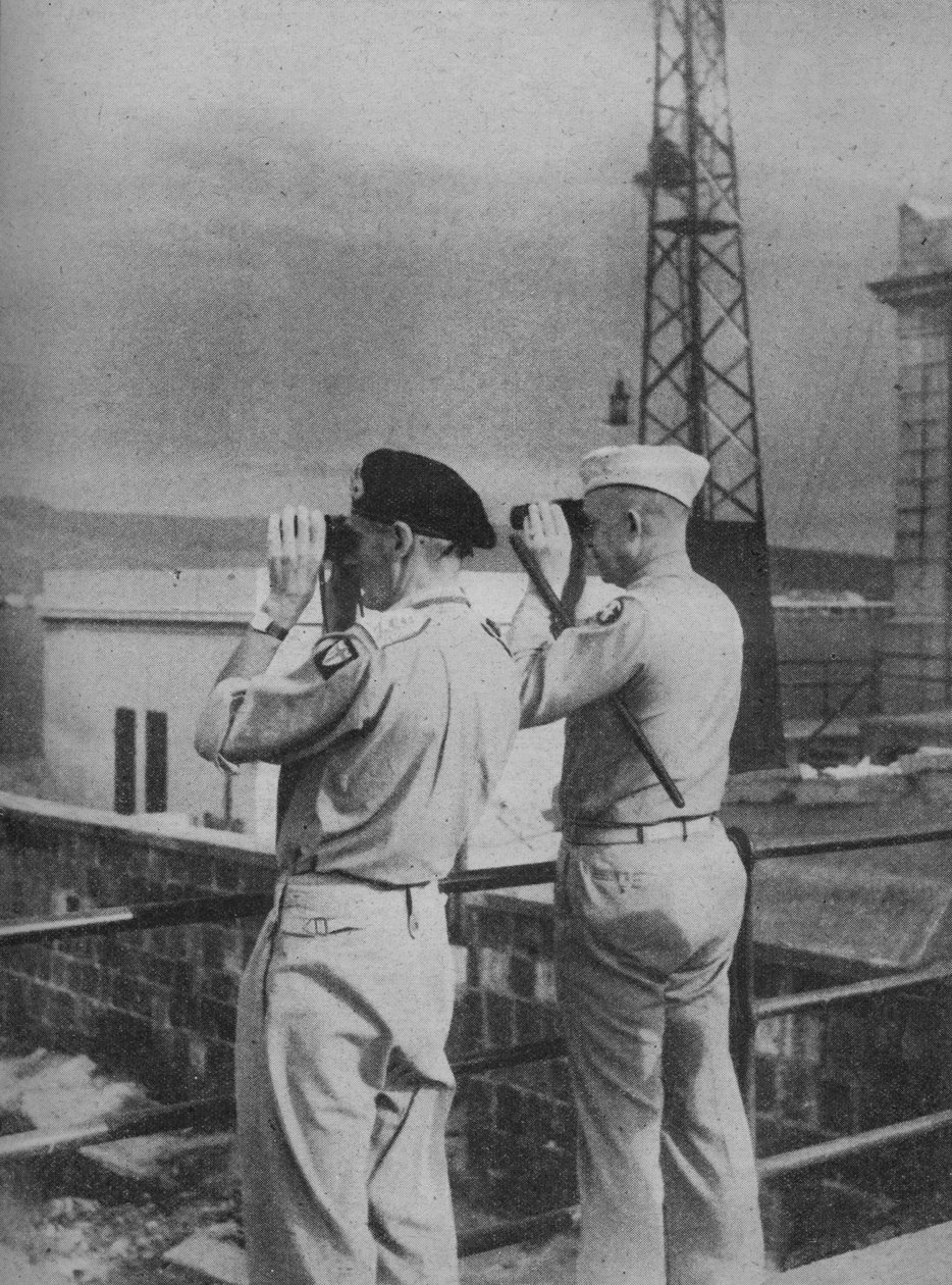 Generalene Montgomery og Eisenhower utsikt fra en balkong i Messina, det italienske fastlandet, 1943-44 av Unbekannt