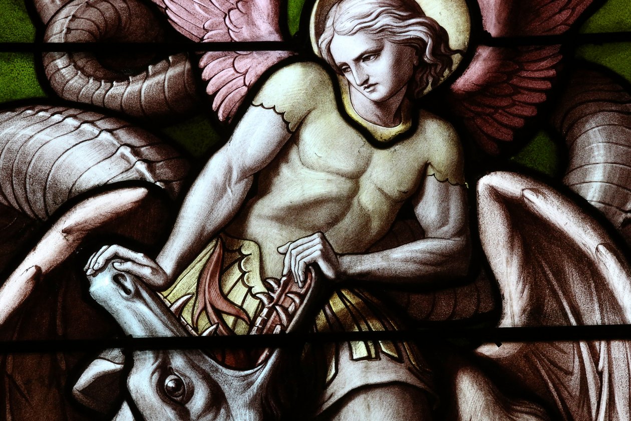 Genève, Genève, Sveits, le 5/7/2015 - Basilica Notre-Dame i Genève. Glassmaleri vindu. Engel som kjemper mot Satan som en drage. av Unbekannt