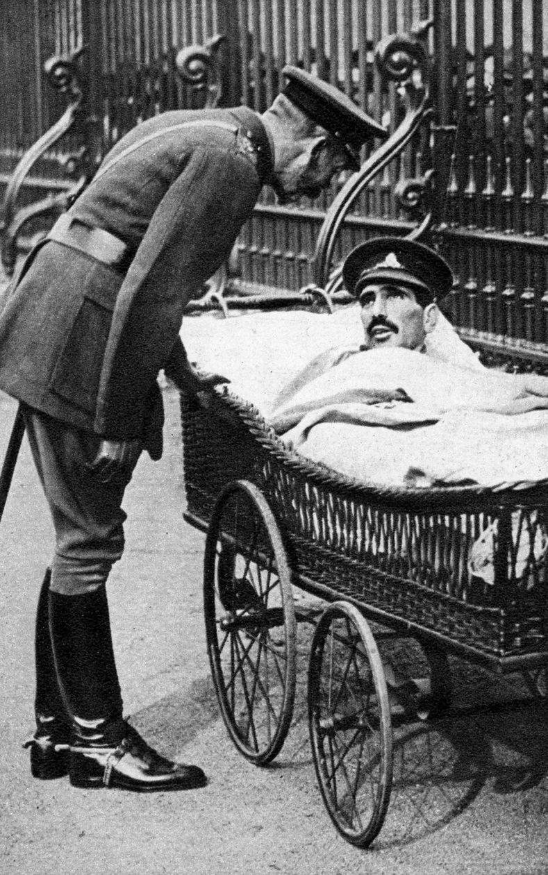 George V med en såret soldat, 7. bataljon Sherwood Foresters, mars 1918 av Unbekannt