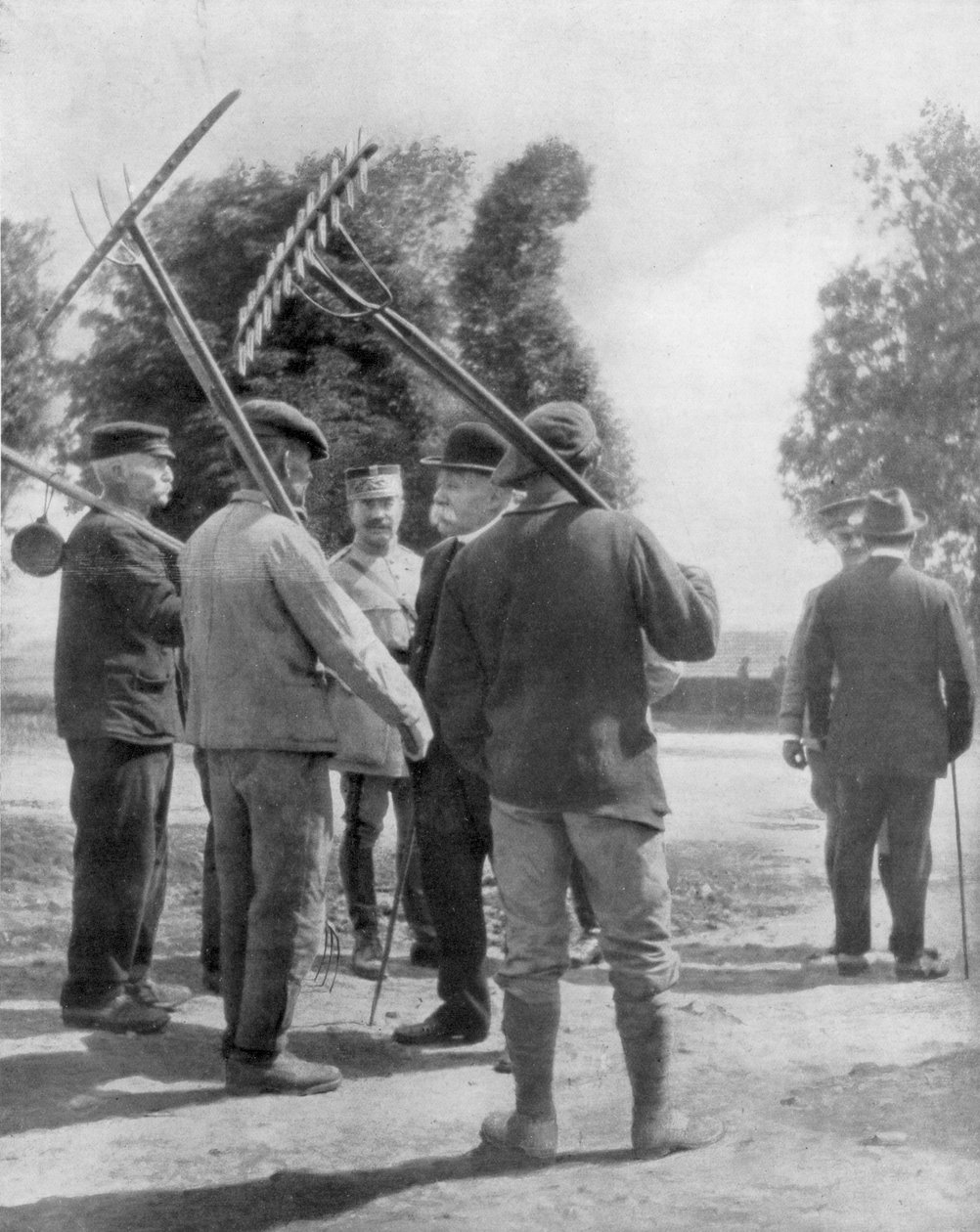Georges Clemenceau snakker med bønder nær fronten, Chemin des Dames, Frankrike, 1918 av Unbekannt