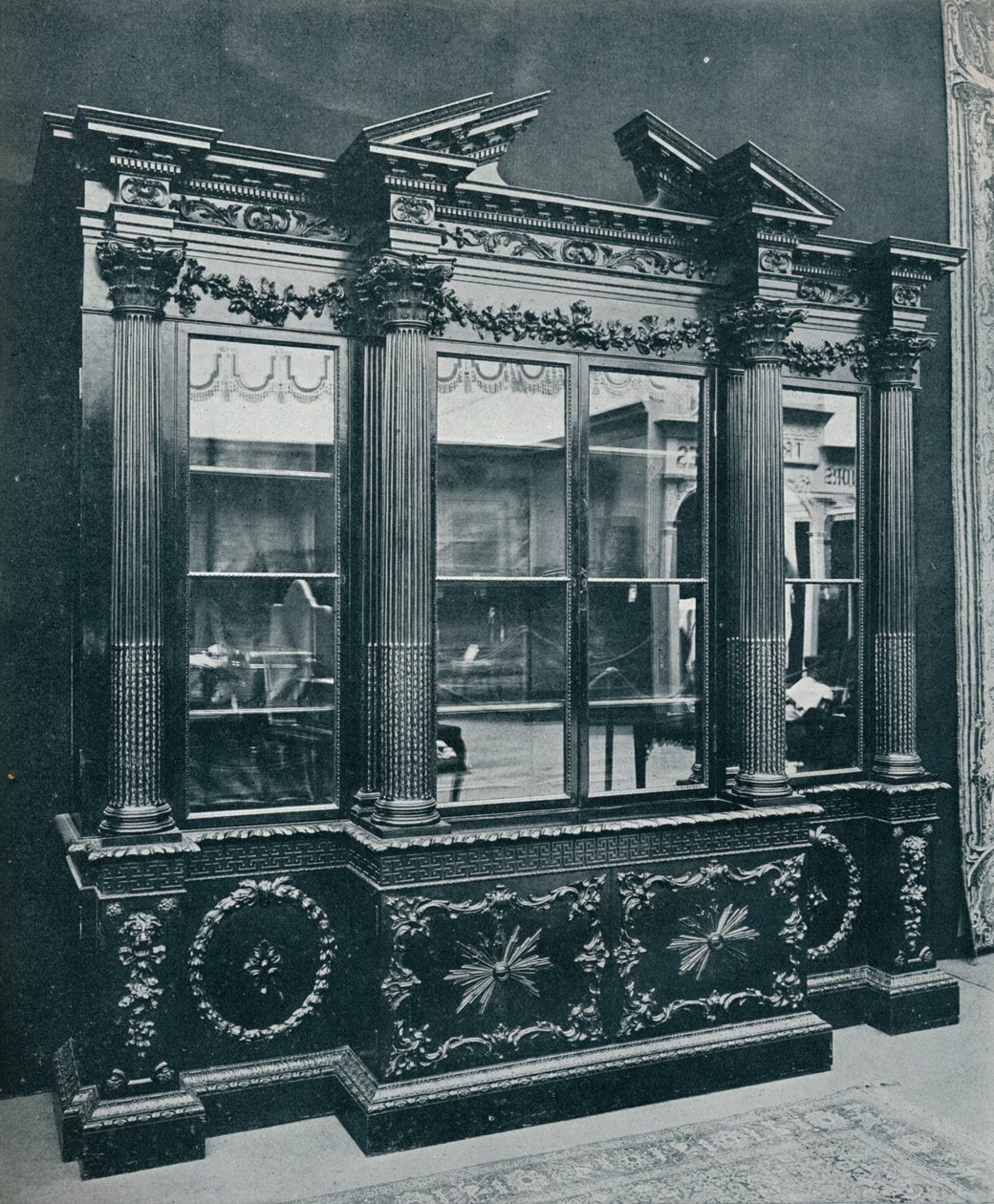 Georgian Cabinet, gjengitt med tillatelse fra HRH The Princess of Wales, 1908. av Unbekannt