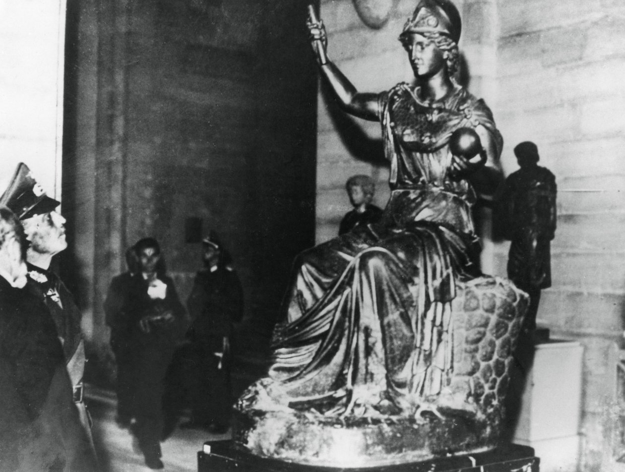Den tyske feltmarskalken von Rundstedt besøkte Louvre, okkuperte Paris, oktober 1940 av Unbekannt