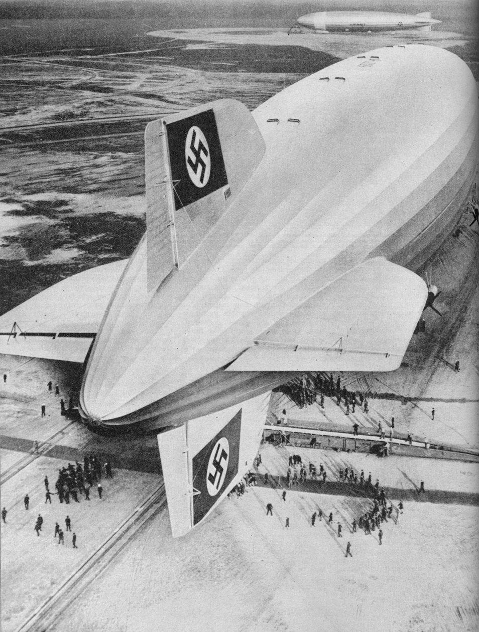 Det tyske Zeppelin-luftskipet Hindenburg fortøyde ved Lakehurst, New Jersey, c1936 c1937 av Unbekannt
