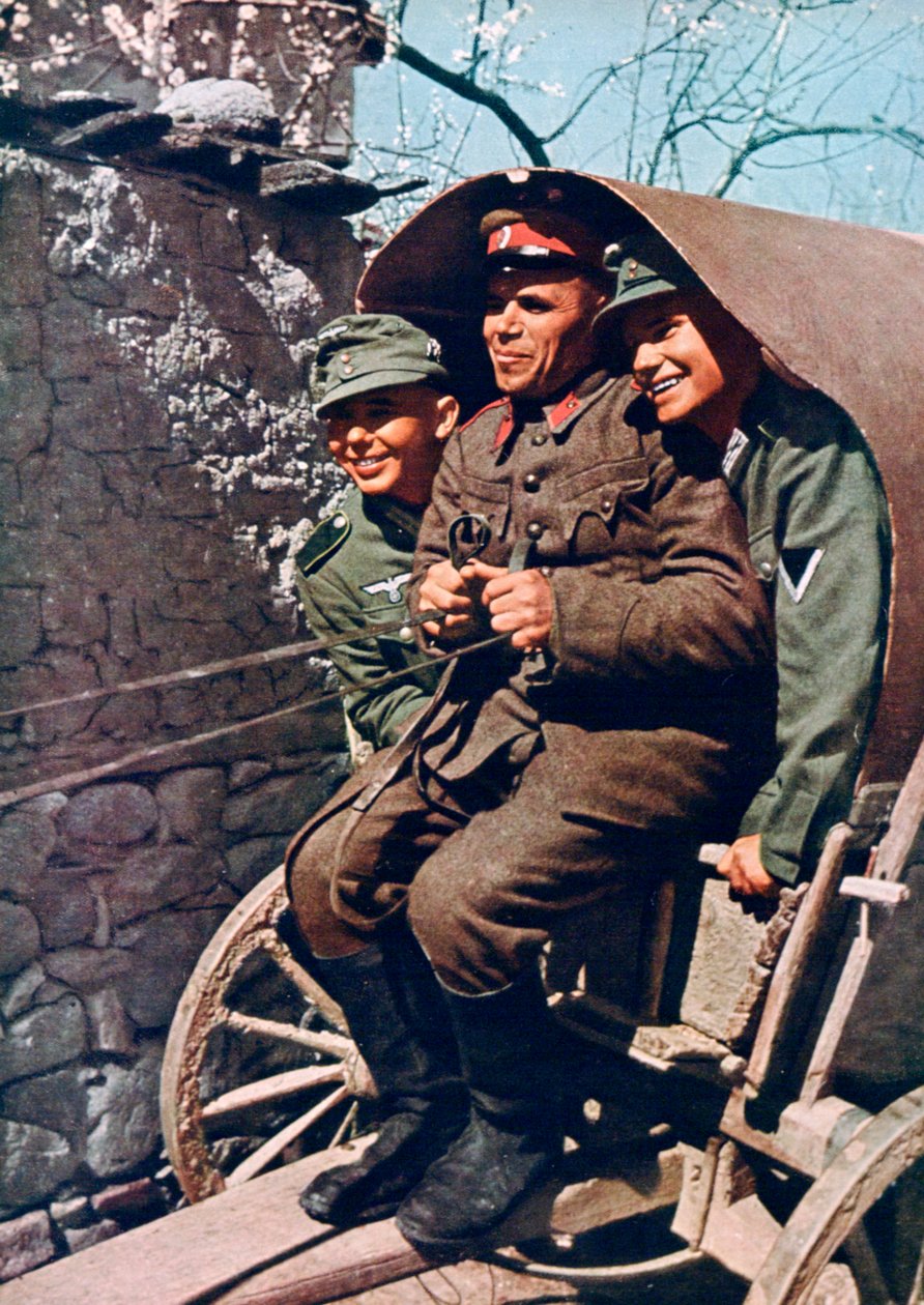 Tyske alpine tropper i en vogn med en bulgarsk soldat, Struma Valley, Bulgaria, 1941 av Unbekannt