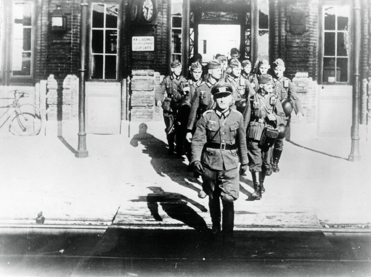 Tysk hæroffiser ledet selskapet sitt inn på en jernbanestasjonsplattform, Paris, august 1940 av Unbekannt