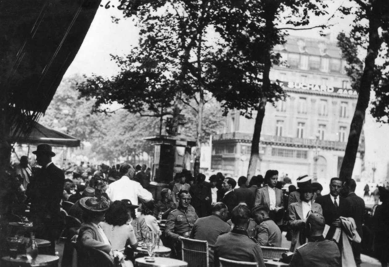 Tyske hæroffiserer slapper av utenfor Cafe de la Paix, Paris, juni 1940 av Unbekannt
