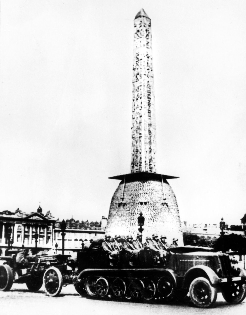 Tysk artilleri kjører gjennom Place de la Concorde, Paris, 1940 av Unbekannt