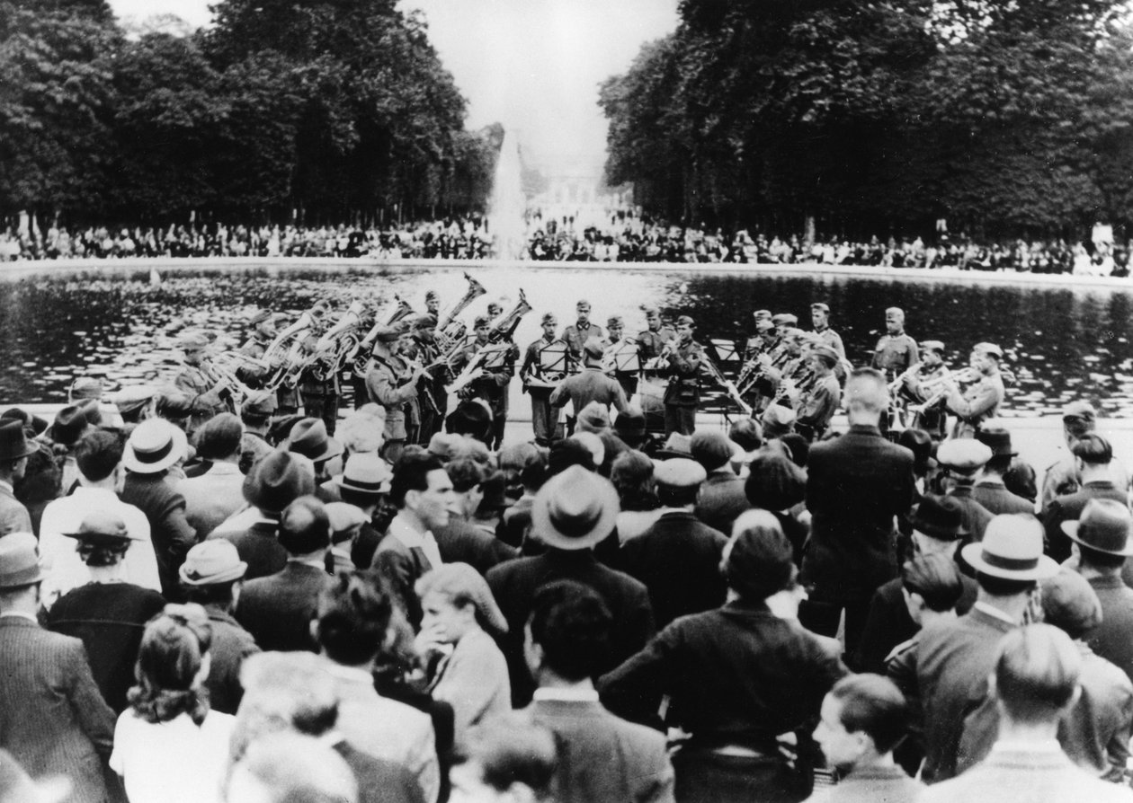 Tysk militærkonsert i Garden of the Tuileries, Paris, 15. august 1940 av Unbekannt