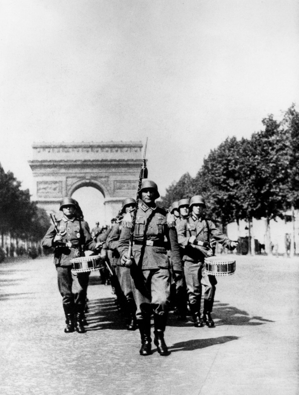Tysk militærparade langs Champs Elysees under okkupasjonen, Paris, 1940-1944 av Unbekannt