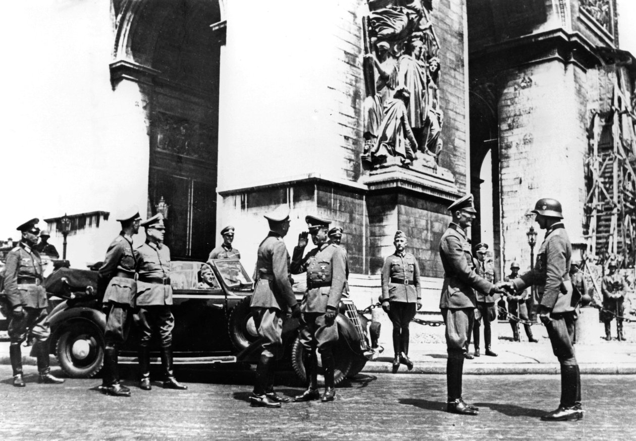 Tyske offiserer ved Triumfbuen under seiersparaden, Paris, juni 1940 av Unbekannt