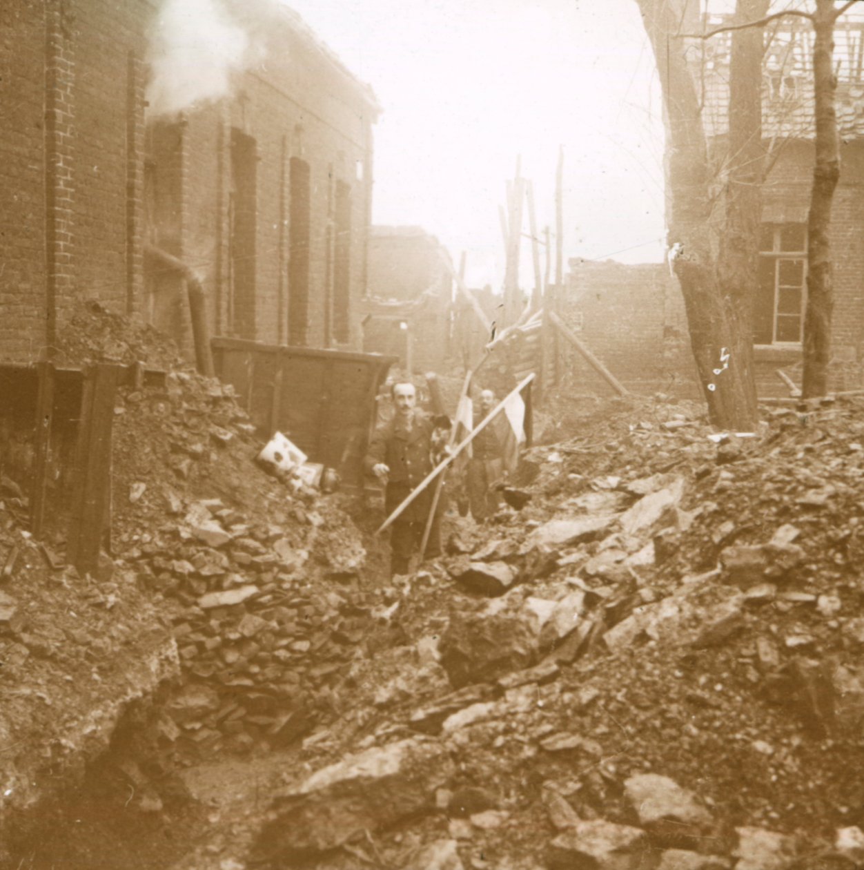 Tyske vimpler, Carency, Nord-Frankrike, c1914-c1918 av Unbekannt