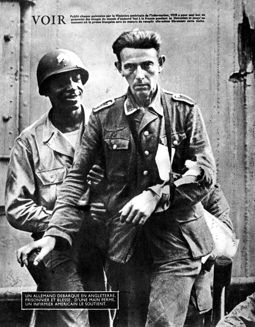 Tysk krigsfange ankommer England, eskortert av en amerikansk soldat, 1944 av Unbekannt