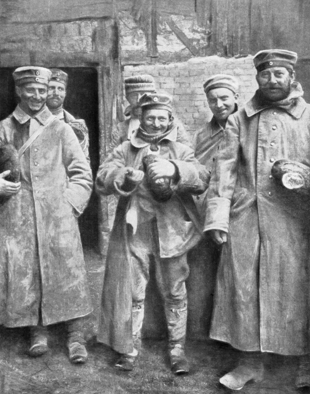 Tyske krigsfanger med sin brødrasjon, 1915 av Unbekannt