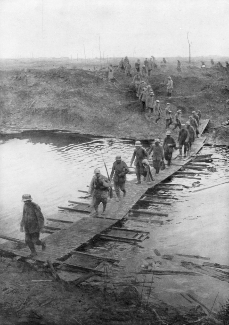 Tyske fanger på en duckboard-bane ved Yser-kanalen, Belgia, 31. juli 1917 av Unbekannt
