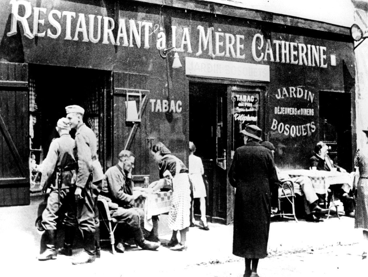 Tyske soldater på en restaurant, okkupert Paris, juni 1940 av Unbekannt