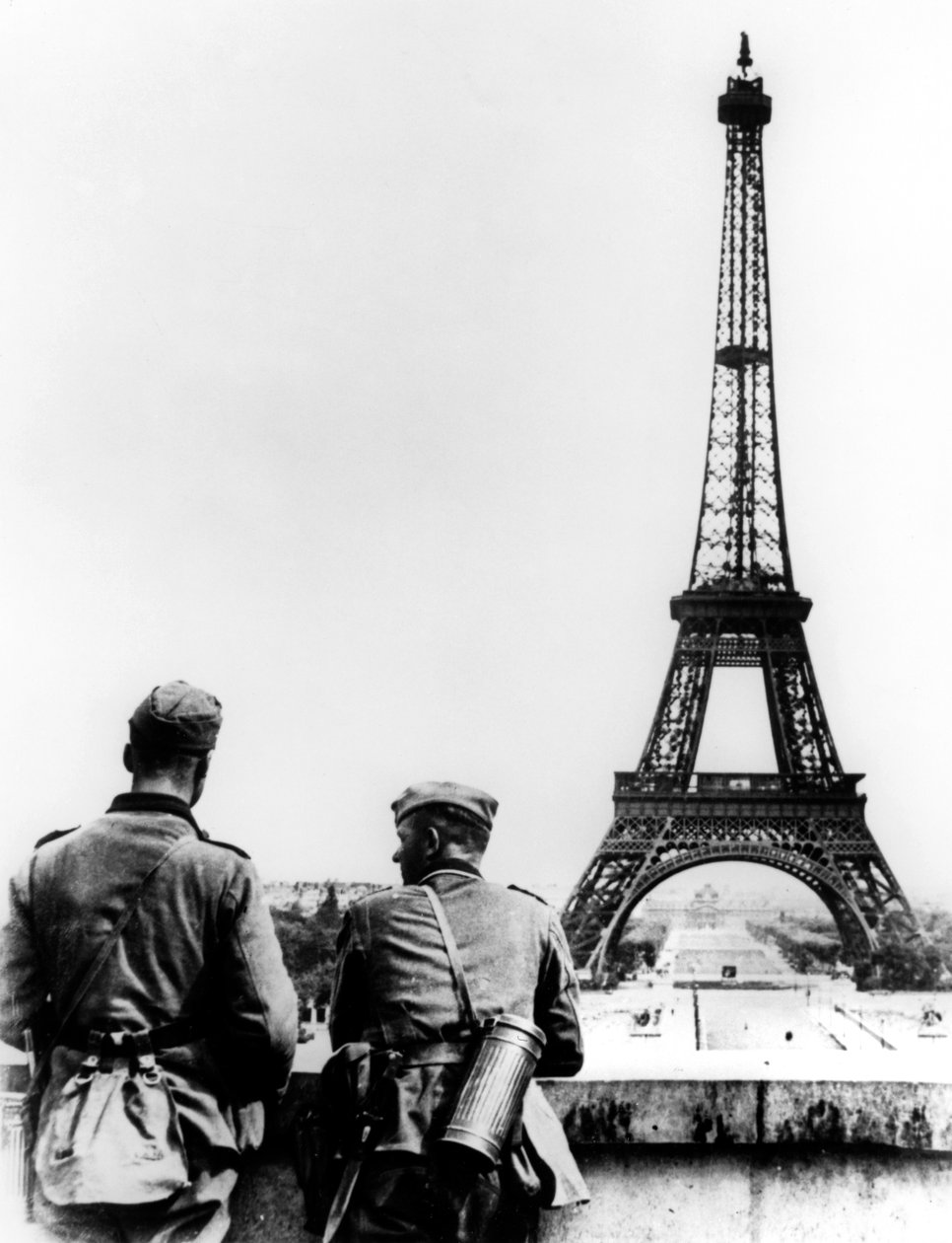 Tyske soldater ved Eiffeltårnet, Paris, juni 1940 av Unbekannt